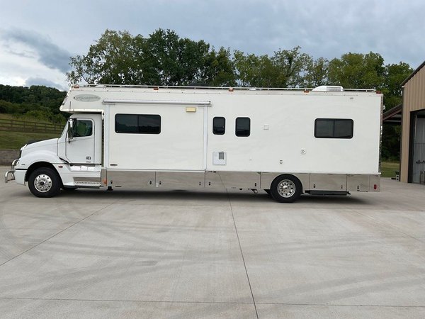 2006 Renegade 40’ Single Axle Motorcoach