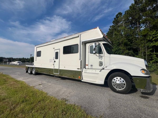 2004 Renegade Tandem Axle Toter 23’ Box w/ Rear Bedroom  for Sale $239,900 