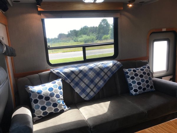 2001 Freightliner United 1410 Garage Unit for Sale $74,990