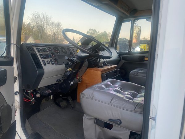 2001 FREIGHTLINER FL70 UNITED EXPRESSLINE 14' TOTER for Sale $100,000