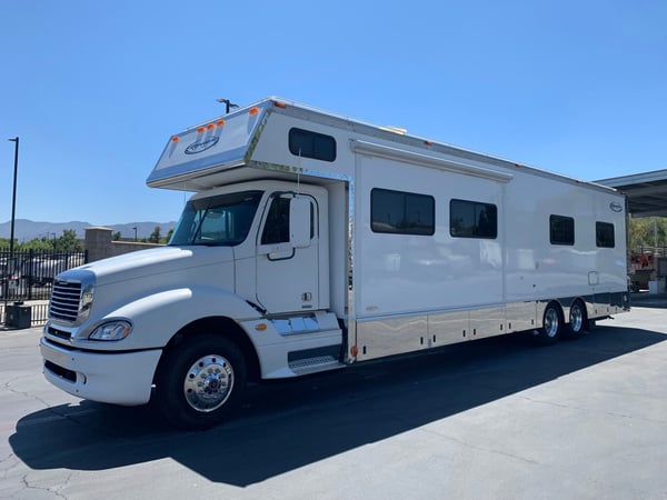 2006 RENEGADE COACH W/CONVERTABLE 15' GARAGE AND LIFT GATE  for Sale $195,000 