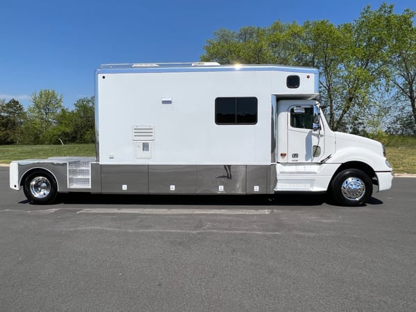 2003 16’ Showhauler Toterhome  for Sale $149,990 