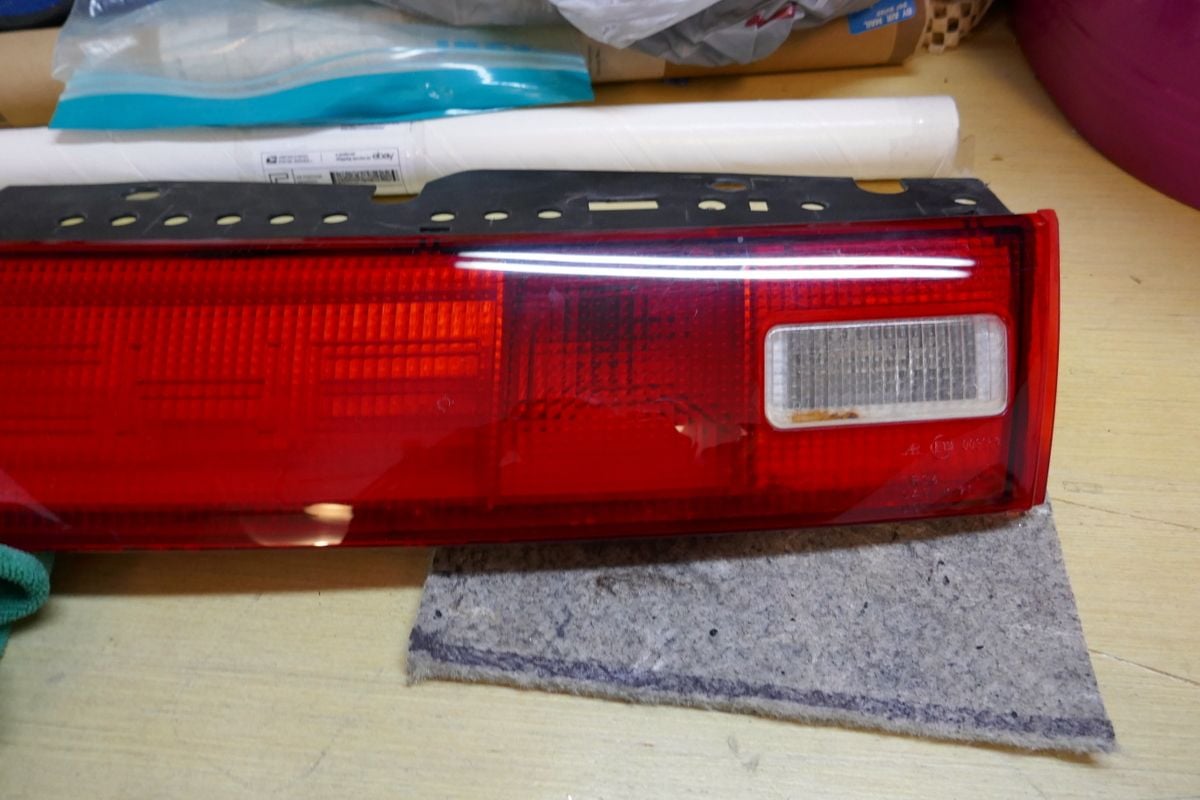 Lights - 993 center section of tail lights $50. + shipping (about $35. US only) - Used - 1994 to 1998 Porsche Carrera - Charlotte, NC 28269, United States
