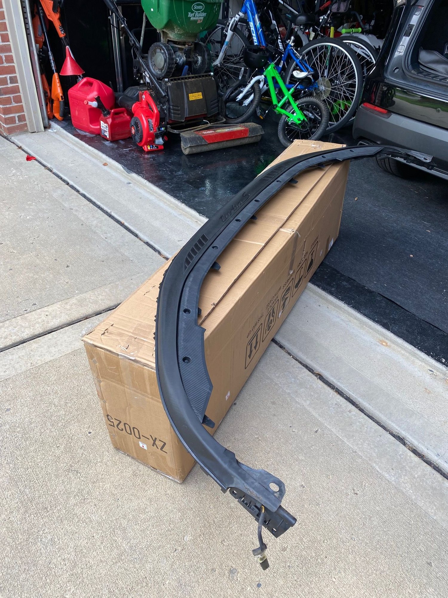 Exterior Body Parts - 2014-2019 911 Turbo models.  Replacement Spoiler Lip Assembly (Complete) - Used - 0  All Models - Pittsburgh, PA 15235, United States