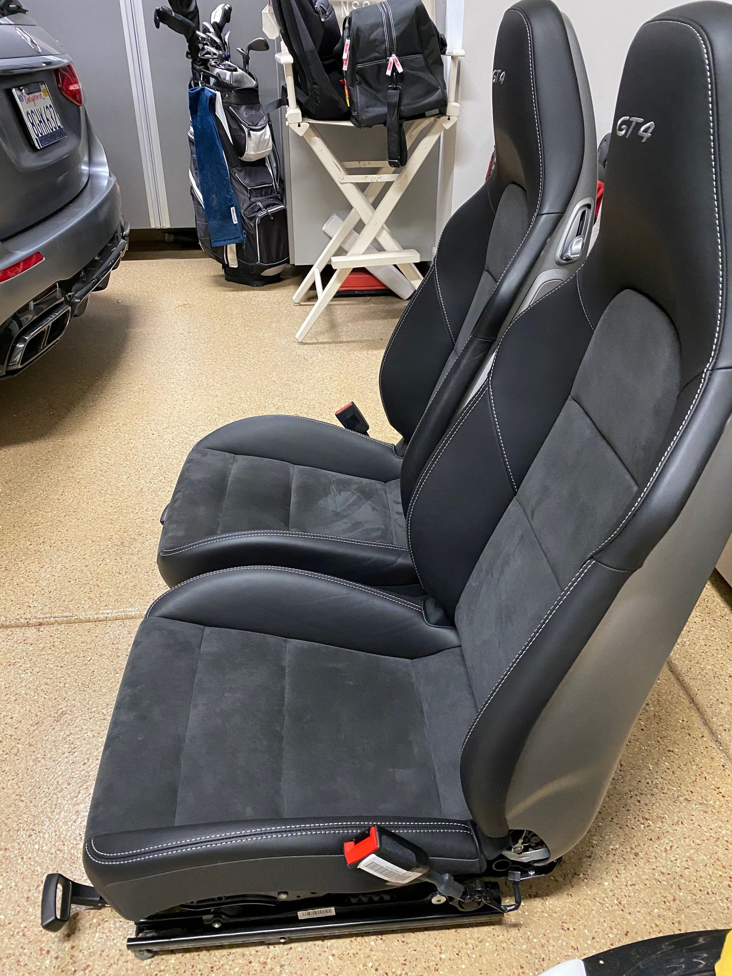 GT4 (981) Factory Seats - Black with Silver Stitching - Rennlist ...