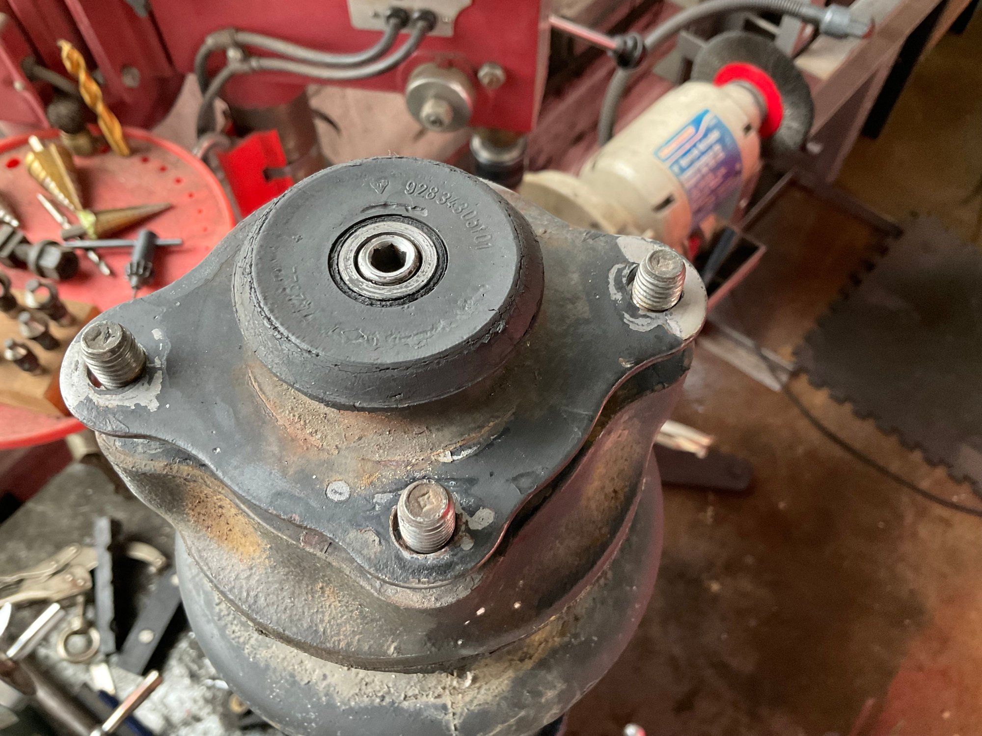 Plate on shaft, no threads,shaft even with plate