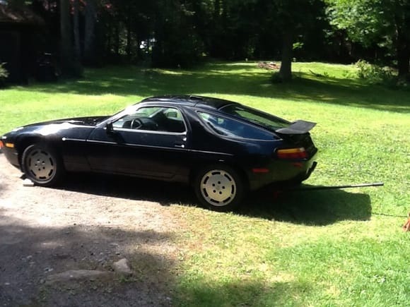 1987 Porsche 928 S4. Recently acquired no- start. Now it runs.119,000 kms.No rust.Let the project begin.