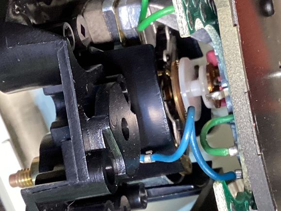 You can see the copper band. It’s thickness never changes with moving the needle.