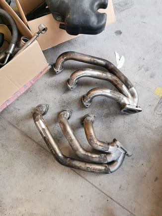 Her original exhaust primaries, stripped from the heat exchangers: I need to understand now if it is better polish them, if they are inox, or get them microsphere blasted and then somehow, if it is possible, get them ceramic coated. 