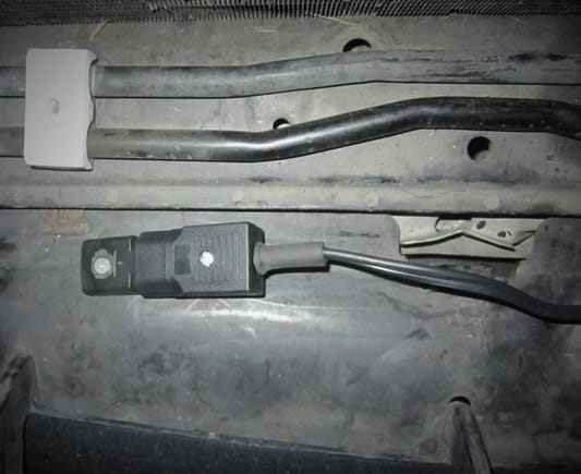 C14 trailing socket attached in retention position