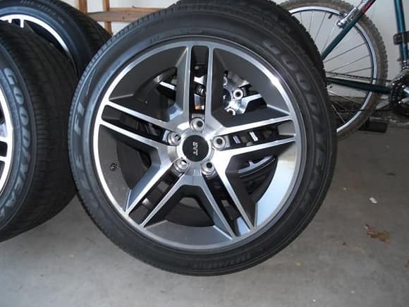 2010 OEM GT500 convertible wheel in 18x9.5" w/45mm offset