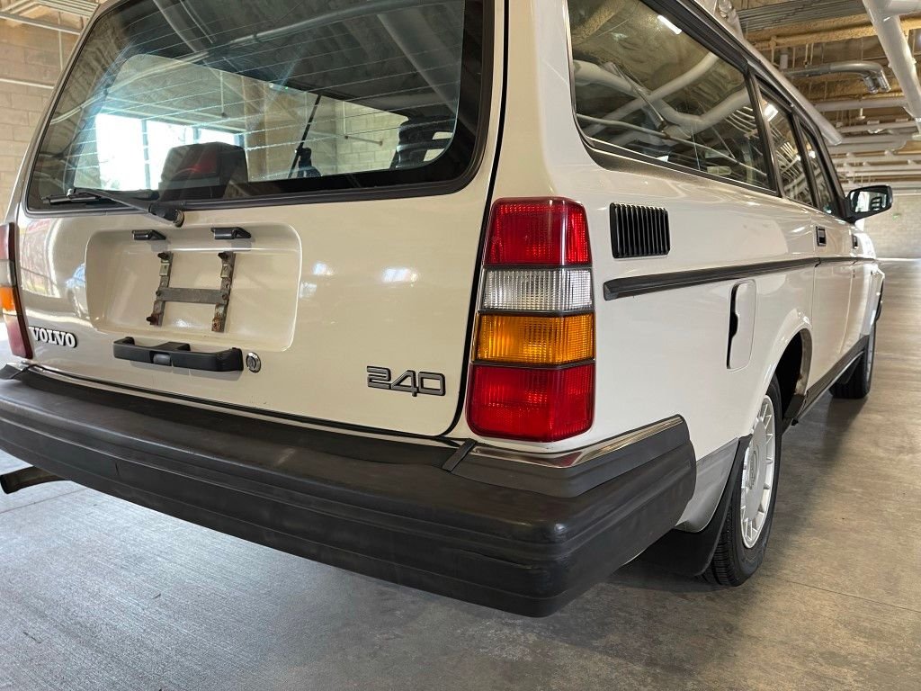 1992 Volvo 240 - 1992 Volvo 240 Wagon *One Owner* *Excellent Condition* - Used - VIN YV1AW8806N1927487 - 4 cyl - 2WD - Automatic - Wagon - White - Exton, PA 19341, United States