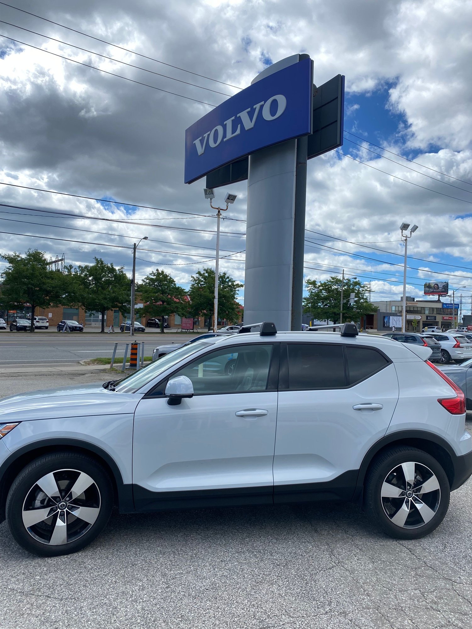 2021 Volvo XC40 - 2021 XC 40 Momentum - GREAT OPPORTUNITY due to changed work /RELOCATION - Used - VIN YV4162UK9M2414184 - 60,000 Miles - 2 cyl - AWD - Automatic - SUV - White - Etobicoke, ON M8Z2E9, Canada