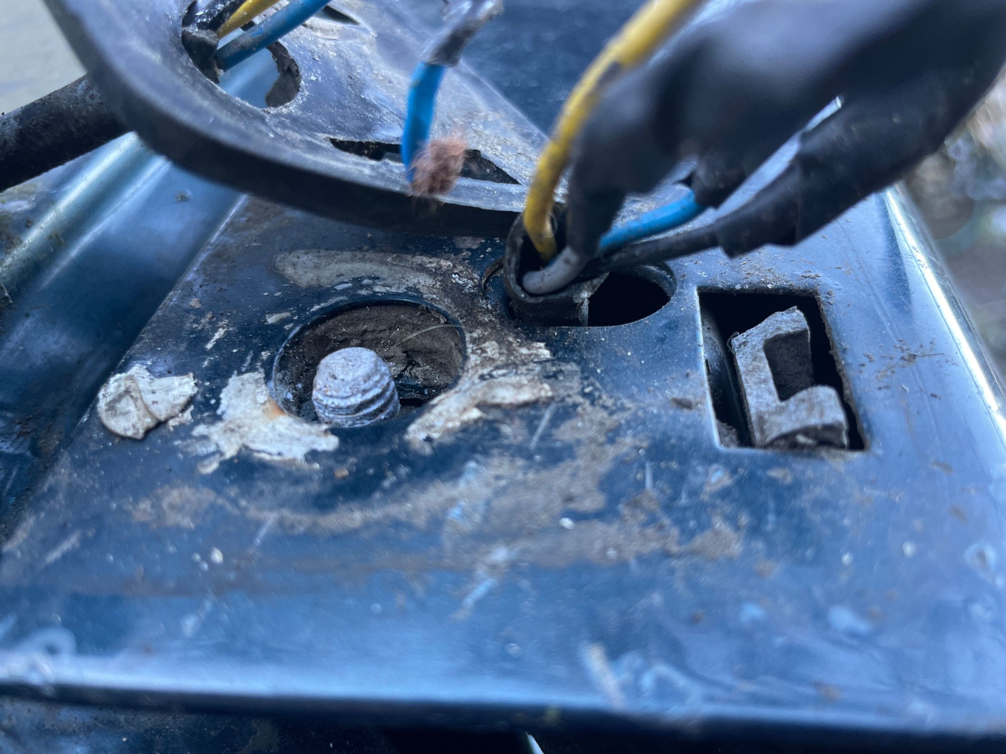 I may have a line on a set of wrecking yard hinges which I�m guessing would be the best scenario but just in case it�s good for all options to be pursued 