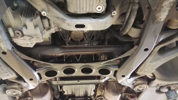 The steeringrack is full of oilspill from the leak above...