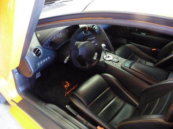 MACarbon wheel in leather and suede, Westwind European Bull &amp; Logo floot mats