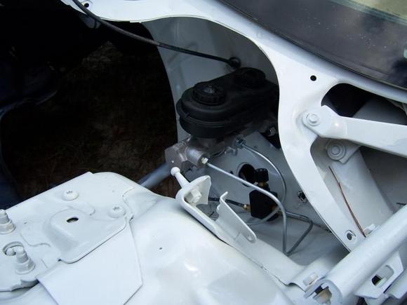 The LT4 won't make much vacuum with the mech roller cam,
so out goes the ABS, vac booster, in goes Wilwood Master Cly. and adj rear prop valve