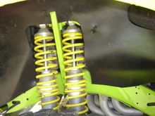 Bertha 002[1] Twin coil overs up front, twin shocks with seperate coils in rear