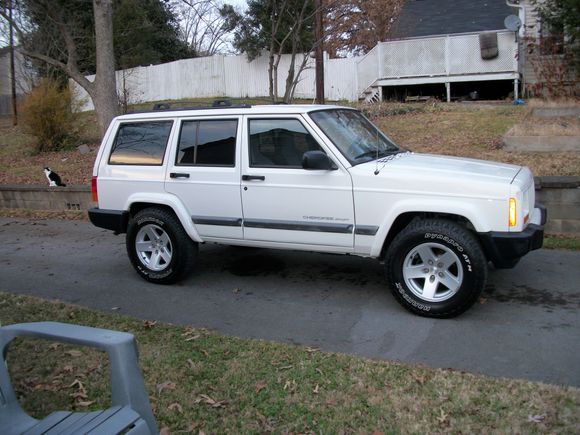 Rubicons with 235/75-16 Hankooks on my 2WD 01. No rub unless I hit a driveway while turning just right, but it's just a light rub.