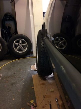 The profile view.  Not a bad stance.
Ole wheels in the background.