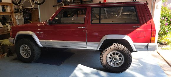 This is my 88 XJ before the turbin rims (they're original) reconditioned.