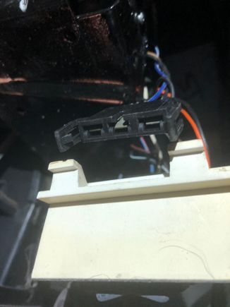 Wrong plug for the rear heated glass.