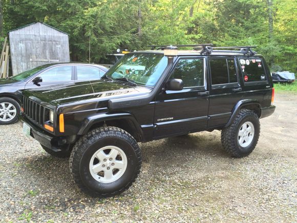 255/85r16 maxis bighorns with Jeep Liberty rims with