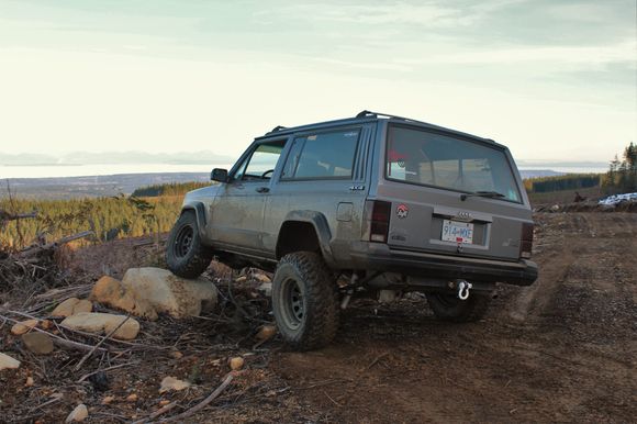 The rear shocks just don't cut it. Shocks for a 3" lift on a 4" lift, don't have a whole heck of a lot of downtravel! This is rear tire lifted slightly.