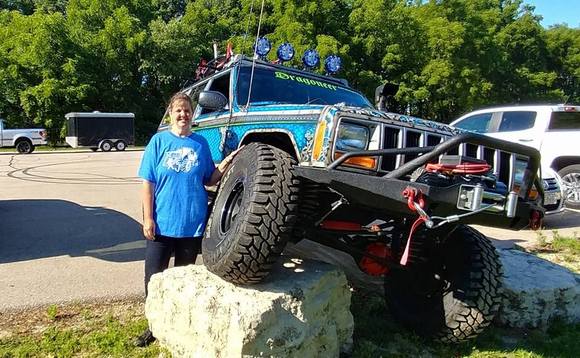 Yes, she flexes just fine :) 6.5 long arms - 35" tires.