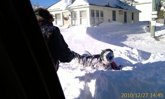 Trying to make it to store. Yea thats someones front door buried!!!