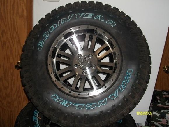 15" MB V-Drive wheels, and 31x10.5 DuraTrac tires...