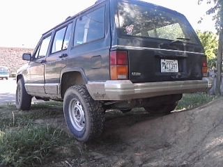 Took it flexing for the first time. Its not a big deal, but its some flex with No lift, and having the sway bars still on.