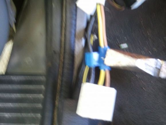 Bad focus. I'm now sqeezing the blade into the splice. It cuts only the insulation and touches the wires.