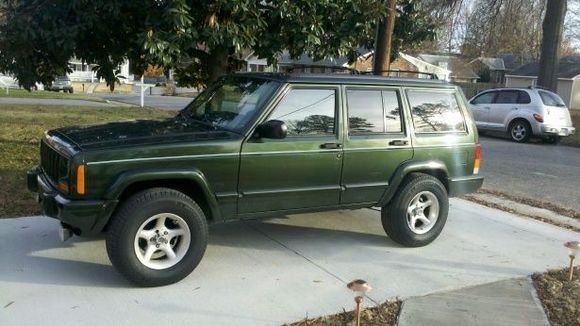 Looks a lot more like a proper Jeep now. I know it's looking a bit short, but one thing at a time...