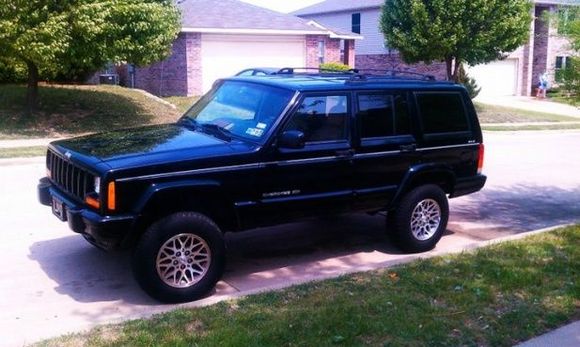 3" Lift with the old tires
Lift was a mixture of brands. Old friend sold me his old lift for dirt cheap.