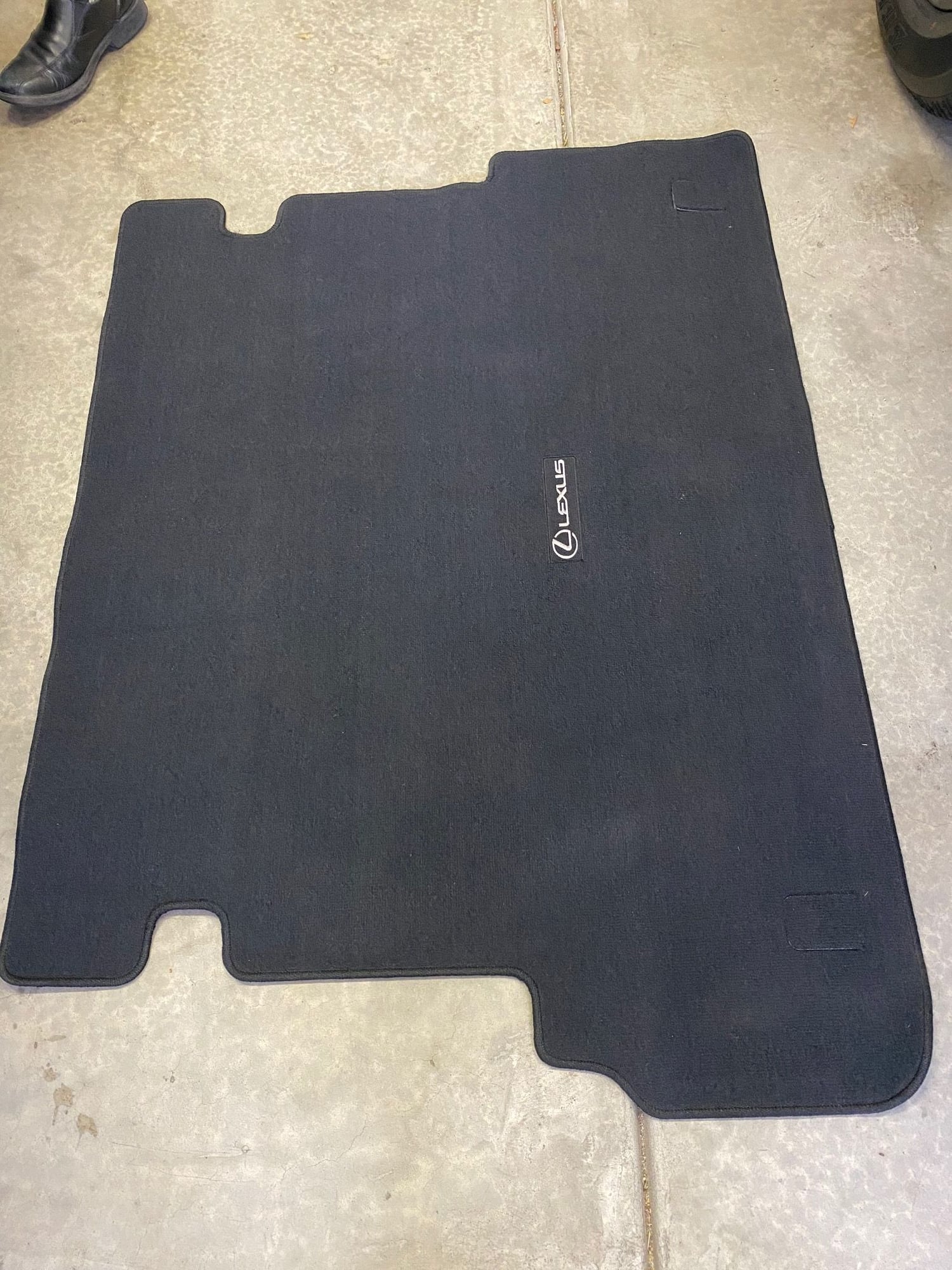 Interior/Upholstery - Tonneau Cover, Trunk Mat - Used - 2014 to 2021 Lexus GX460 - San Jacinto, CA 92583, United States