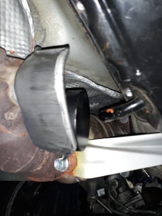 A view of exhaust damper nestled inside shield.
It should be noted that LS400 dampers are forward of mounting bracket while LS430 dampers sweep rearward...