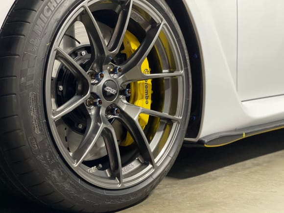 Plenty of brake clearance even with the RC F caliper and 380mm rotors. 