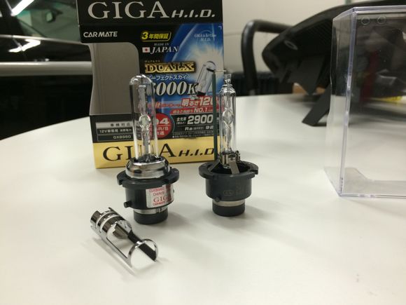 Left Giga H.I.D.,  Right side OEM Phillips D4S.