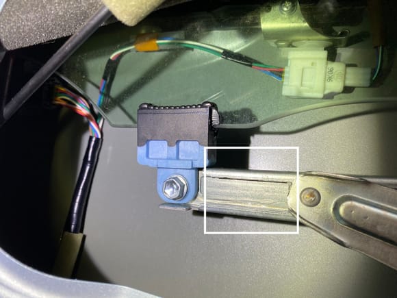 This part of the window regulator is hitting the against the inner structure of the exterior door handle. Also the belt on the left was found very loose.