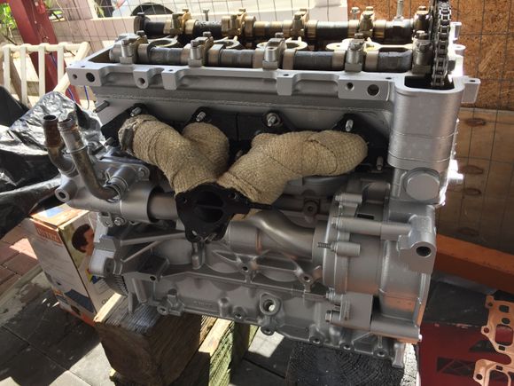 Painted the motor an heat wraped the manifold so the water pipe from the pump stays as cool as possible i had to turn the pipe a bit so the manifold would clear