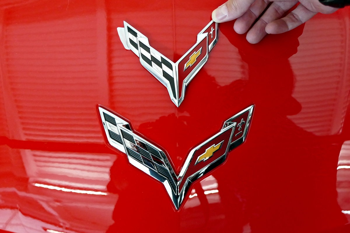 The 8th Generation Corvette Emblem - Side by Side Comparison to C7 Emblem.