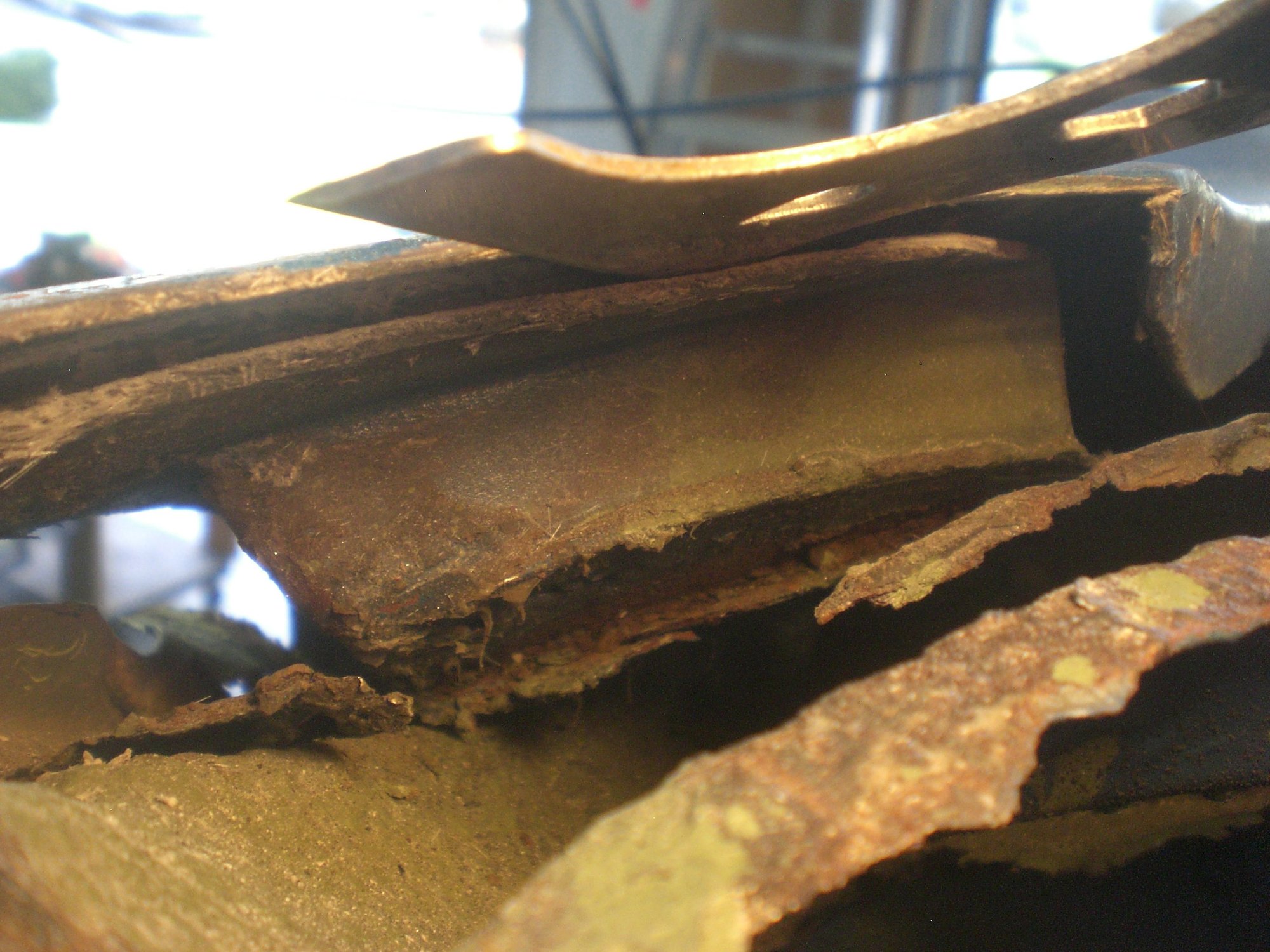 Splitting fender from underlying bonding assembly