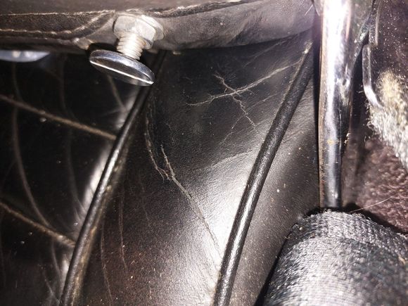 Adjustment screw on both sides