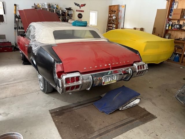 I didn�t look the car over as well as I should have what I bought it. But it turned out that the wheel rim areas of the quarter panels were all rusted away as were the wheel houses. So I�ve replaced all of that sheet metal.