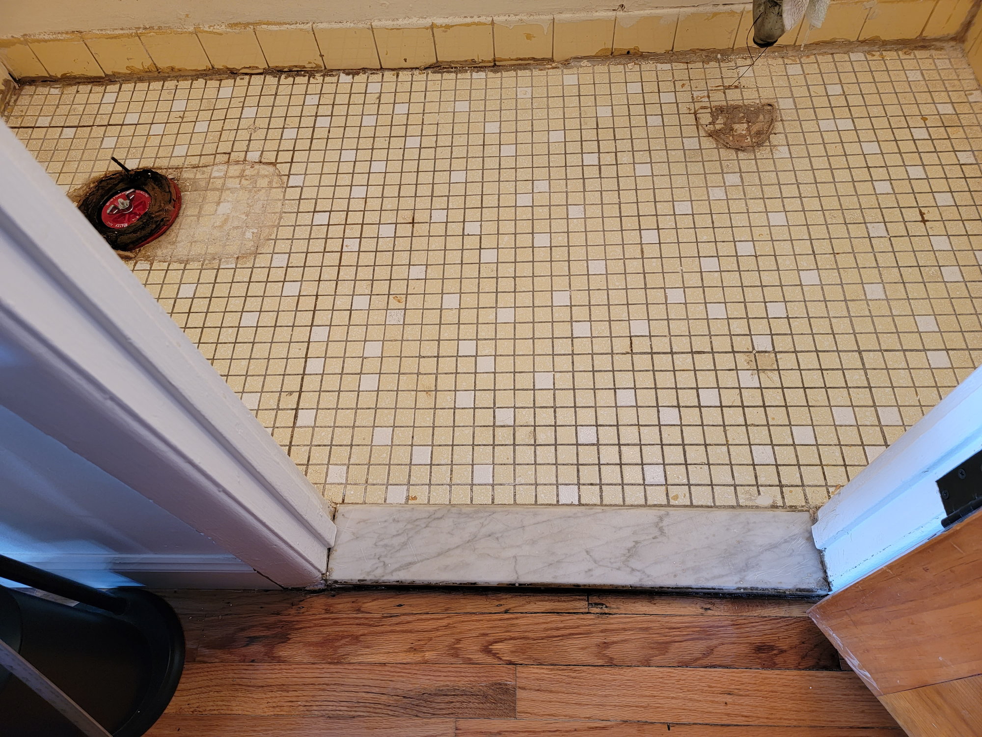 Laying vinyl floor up to this cultured marble threshold that transitions  into ceramic tile. How can I make this look good? : r/Flooring