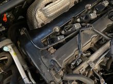 Wires sitting leisurely on the old valve cover without ever melting. It's Japanese sorcery.