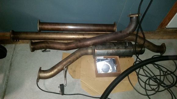 Dissembled exhaust. Old hardware and haskets were rusted and in bad shape. Got new hardware to put it back together.