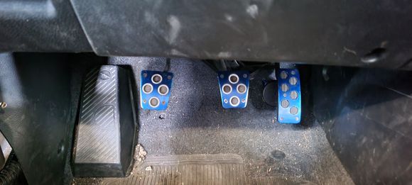 Please excuse the dirty carpet - it spent time at a shop when I'd usually be prepping it for winter storage. Pic shows the Mitsubishi blue race pedals.