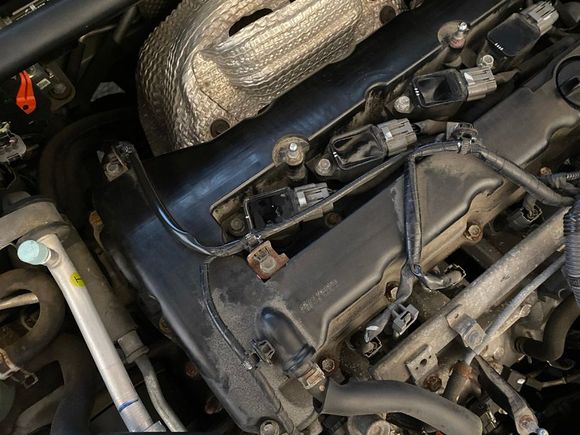 Wires sitting leisurely on the old valve cover without ever melting. It's Japanese sorcery.